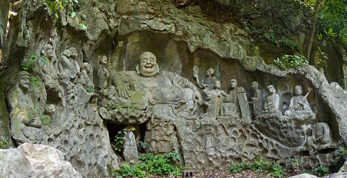 Sculptures and caves at Lingyin Temple