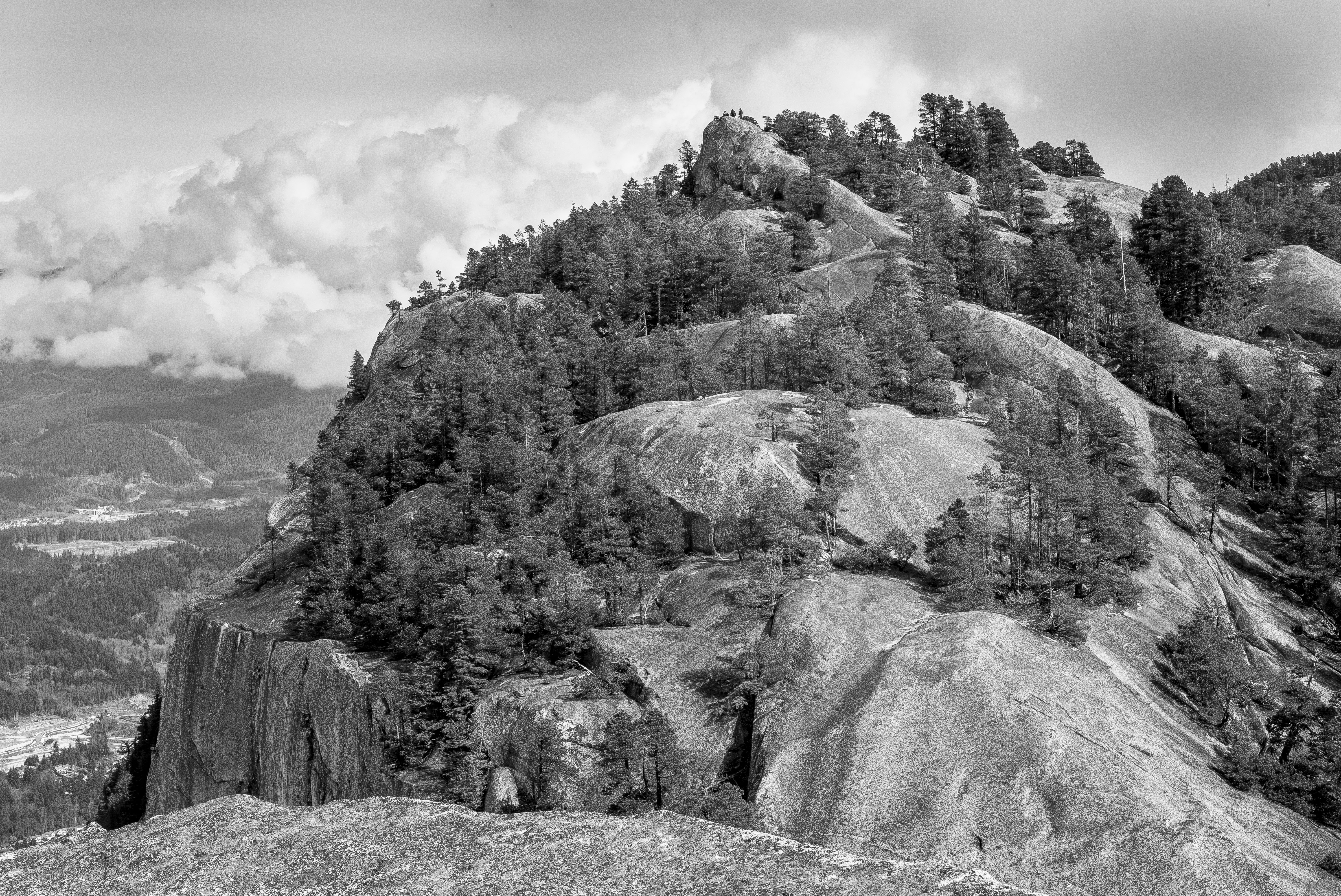 Leica M, Noctilux-M 50mm, ISO 200, f/16, 1/180 secA View of Second Peak from First Peak of Stawamus Chief 